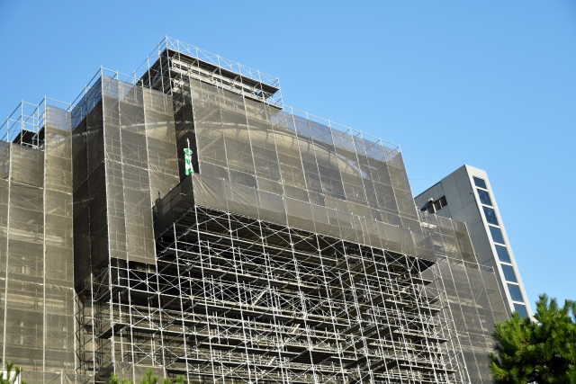 マンションの仮設足場の単価相場はいくら?4階建、5階建など階層別もご紹介